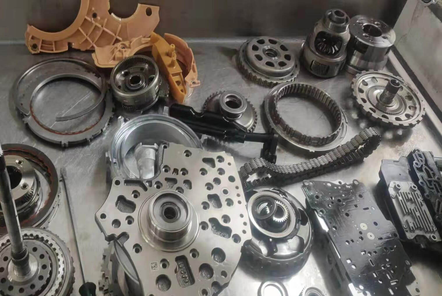 化工行業(yè)設(shè)備內(nèi)部的精密部件